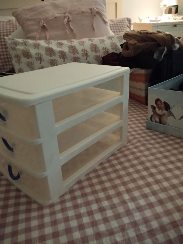 Cajones de plástico  18 ancho  27 largo  18 alto