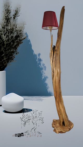 Lámpara de pie artesanal de madera