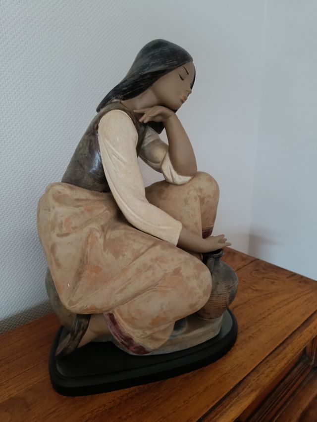 Figura Lladró. Cantarera descansando