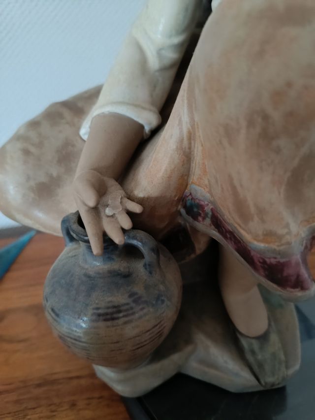 Figura Lladró. Cantarera descansando