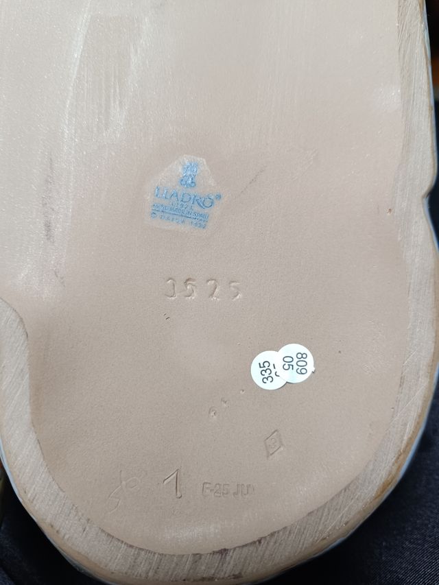 Figura Lladró. Cantarera descansando