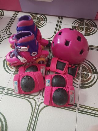 Patines con protección y casco.