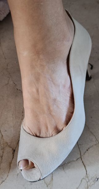 Zapato de tacón color beige