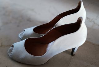 Zapato de tacón color beige
