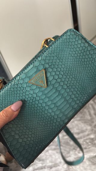 Bolso clutch Guess 