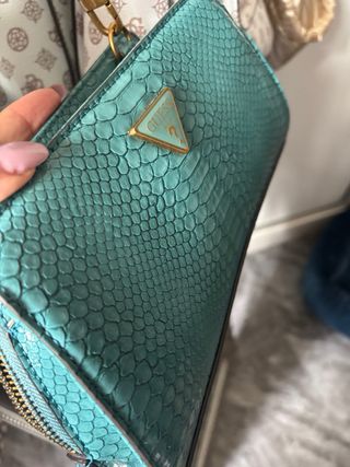 Bolso clutch Guess 