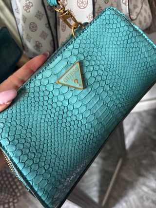 Bolso clutch Guess 