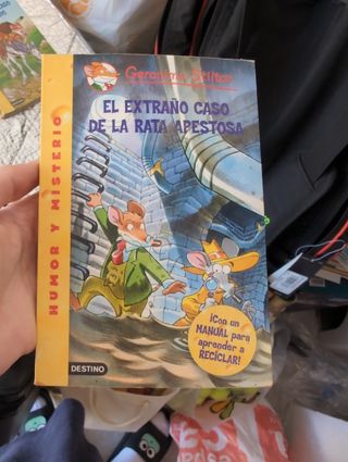 El extraño caso de la rata apestosa: Geronimo Stilton 22 ¡Con un manual para aprender a reciclar! (Spanish Edition)