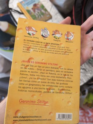 El extraño caso de la rata apestosa: Geronimo Stilton 22 ¡Con un manual para aprender a reciclar! (Spanish Edition)