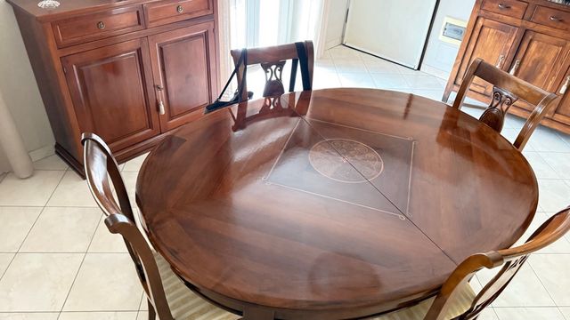 Tavolo intarsiato ovale estensibile
+4 sedie