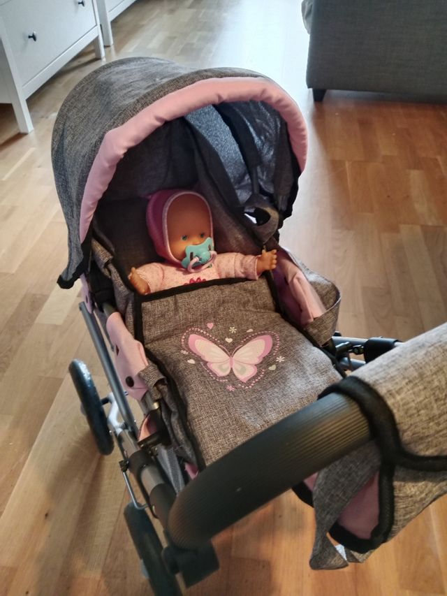 Carrito  con muñeca y saco