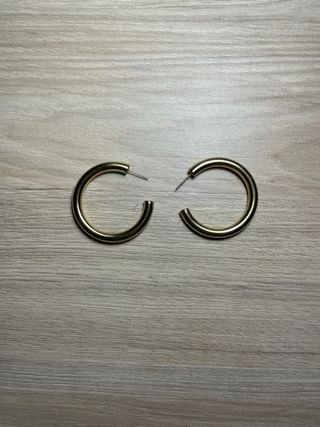 Pendientes aro dorados  Cierre de tuerca