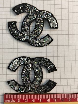 2 pezzi toppe patch Chanel da cucire.