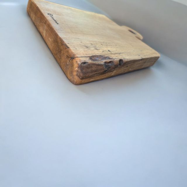 Tagliere in noce e resina epossidica