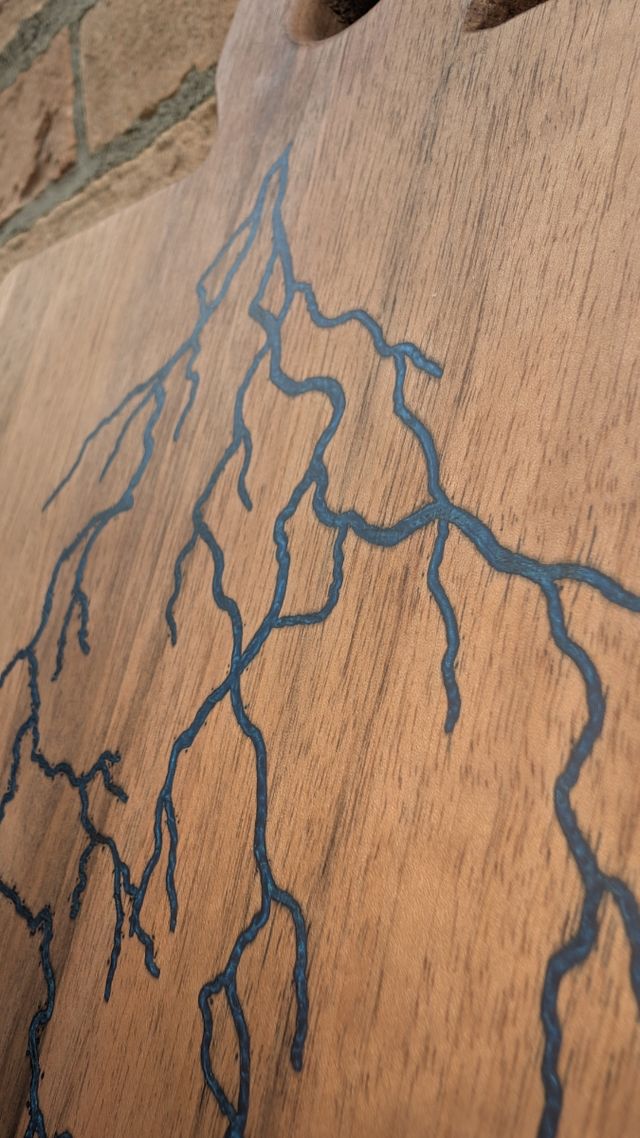 Tagliere in noce e resina epossidica