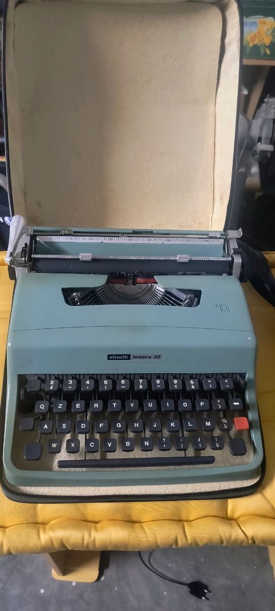 Macchina da scrivere Olivetti Lettera 32