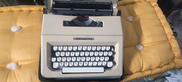Macchina da scrivere Underwood 250