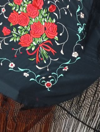 Mantón de manila bordado amano de seda