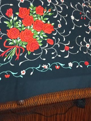 Mantón de manila bordado amano de seda