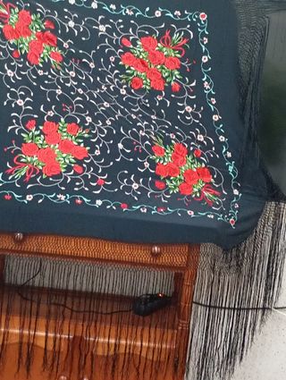 Mantón de manila bordado amano de seda