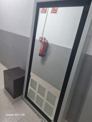 2 Espejos y 2 cajoneras de Barbería o peluqueria.