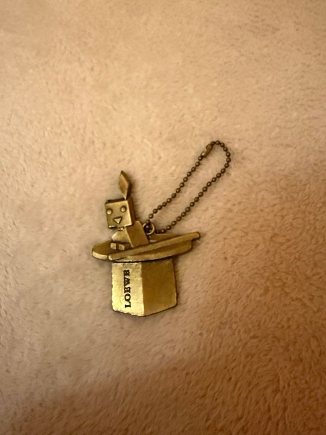 Llavero dorado de loewe