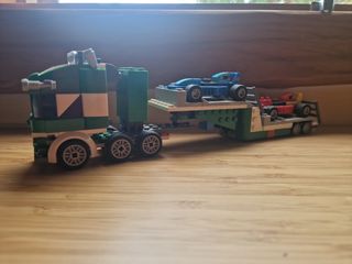 Camión con dos coches fórmula uno.