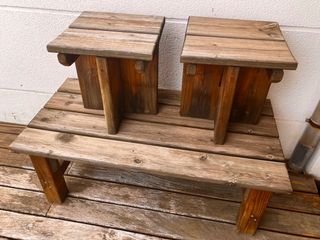 Mesa y taburetes de madera para jardín o terraza