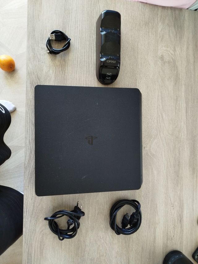 PS4 estándar edition, soporte cargador y juegos