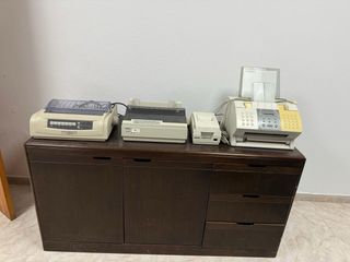Aparador a juego con escritorio y silla ruedas