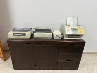 Aparador a juego con escritorio y silla ruedas