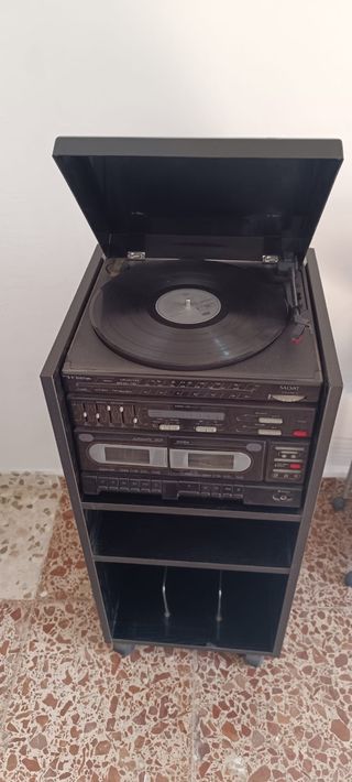 Tocadiscos de vinilo y cintas con mueble