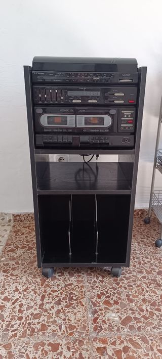 Tocadiscos de vinilo y cintas con mueble