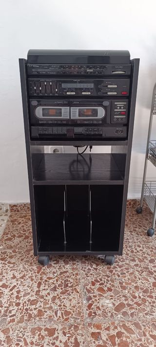 Tocadiscos de vinilo y cintas con mueble