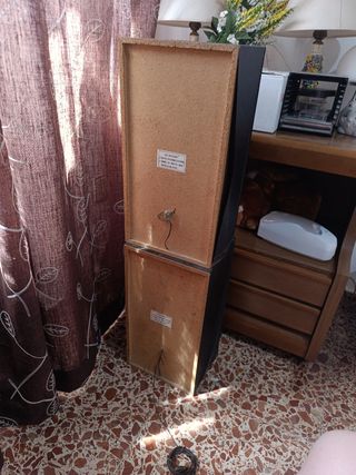 Tocadiscos de vinilo y cintas con mueble