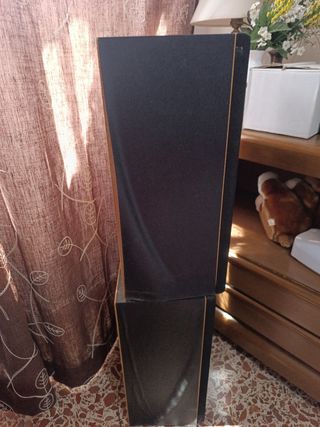 Tocadiscos de vinilo y cintas con mueble