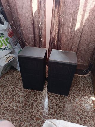 Tocadiscos de vinilo y cintas con mueble