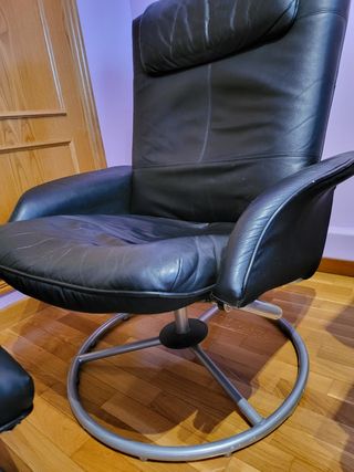 Sillón y reposapiés de cuero