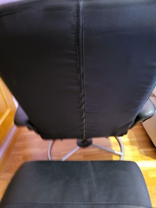 Sillón y reposapiés de cuero