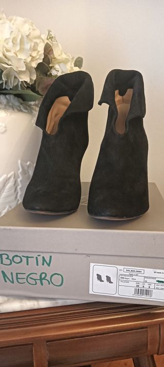 Botines de ante negros Hoss Intropia