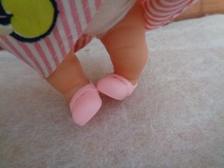 muñeca barriguitas besitos, vestido manzana, lleva