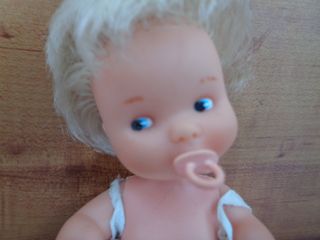 muñeca barriguitas besitos, vestido manzana, lleva