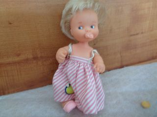 muñeca barriguitas besitos, vestido manzana, lleva