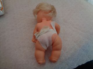 muñeca barriguitas besitos, vestido manzana, lleva