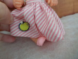 muñeca barriguitas besitos, vestido manzana, lleva