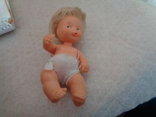 muñeca barriguitas besitos, vestido manzana, lleva