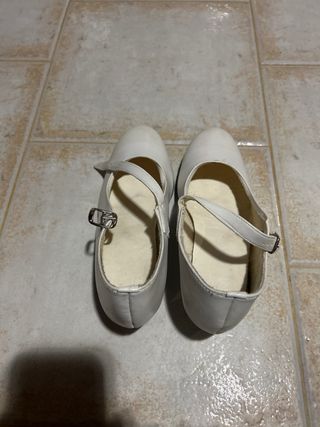 Zapatos de flamenca blancos