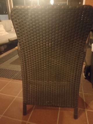 Mesa con sillones de exterior