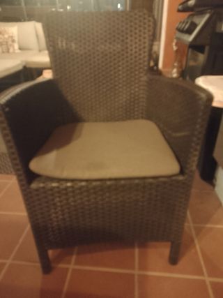 Mesa con sillones de exterior