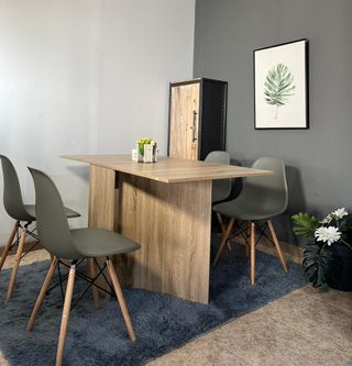Mesa práctica + 4 sillas estilo nórdicas